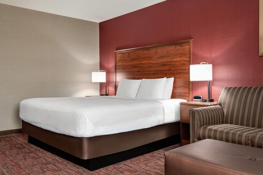 غرفة ديلوكس بسرير كينج، Ramada By Wyndham Grand Forks 6/10