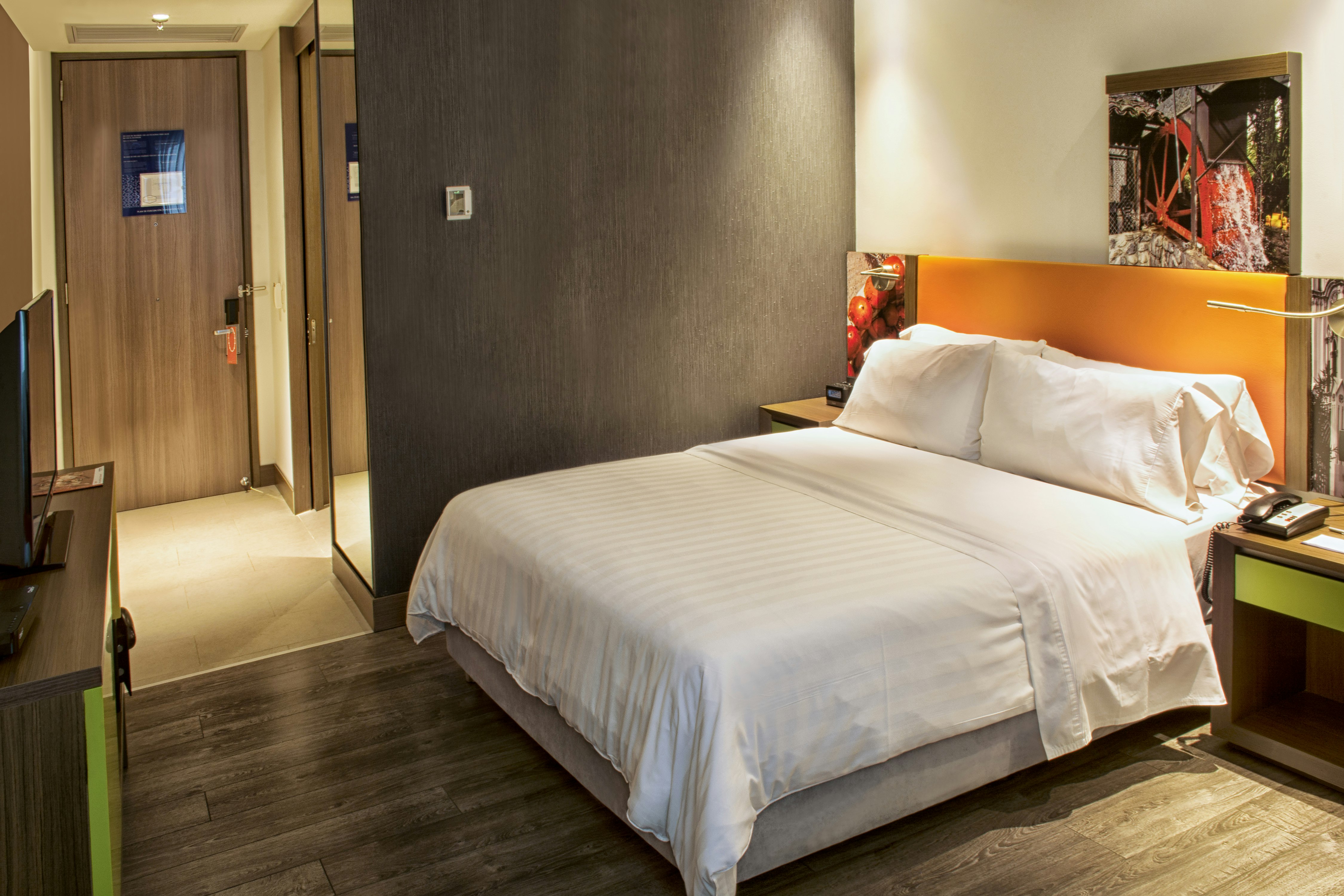 ROOM, QUEEN BED, ACCESSIBLE