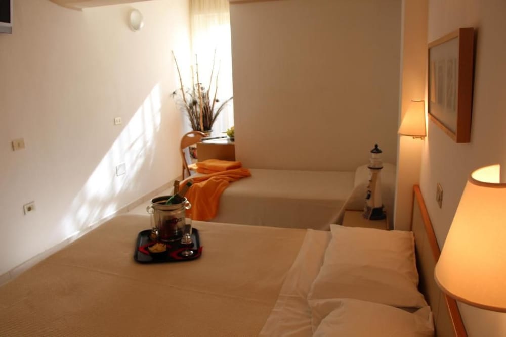 Hotel Antares 20/28