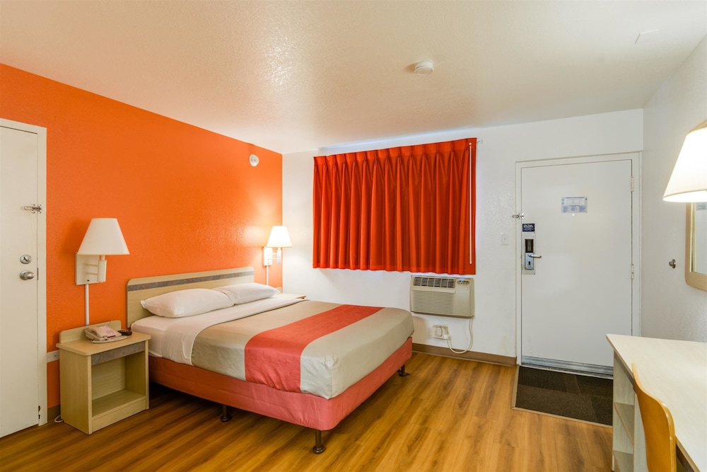 Motel6 Schiller Park, IL - Chicago O'Hare 15/48