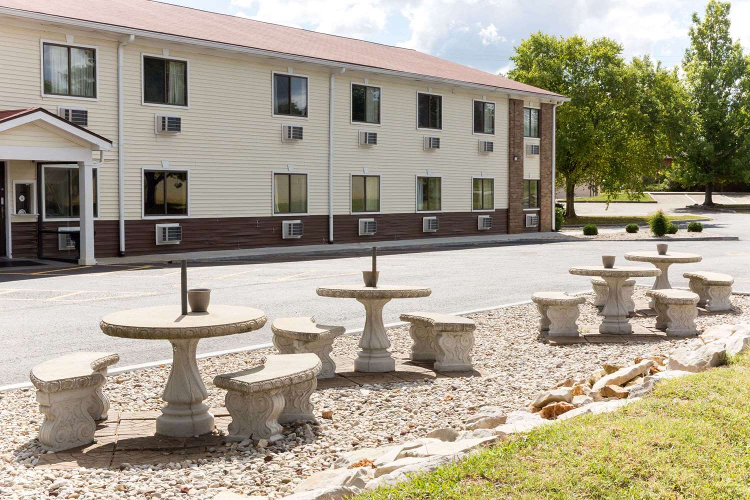 Super 8 by Wyndham Radcliff Ft. Knox Area 9/12