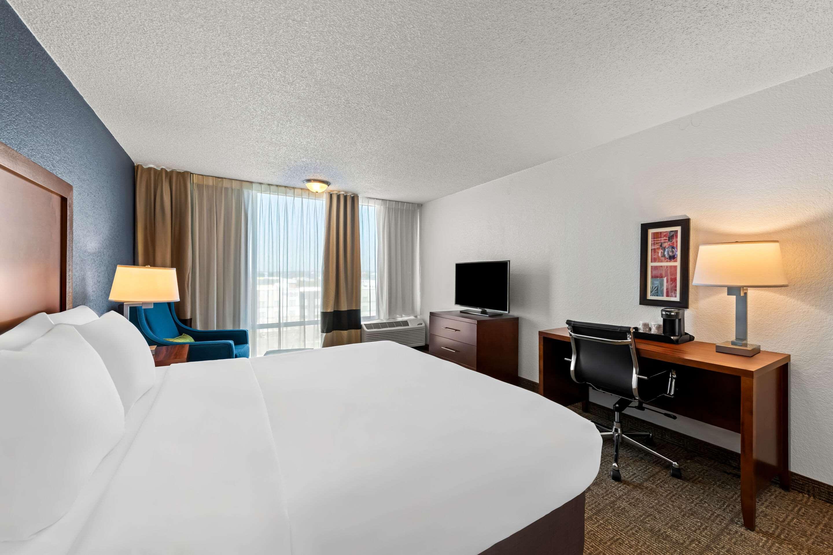 ROOM, KING BED
