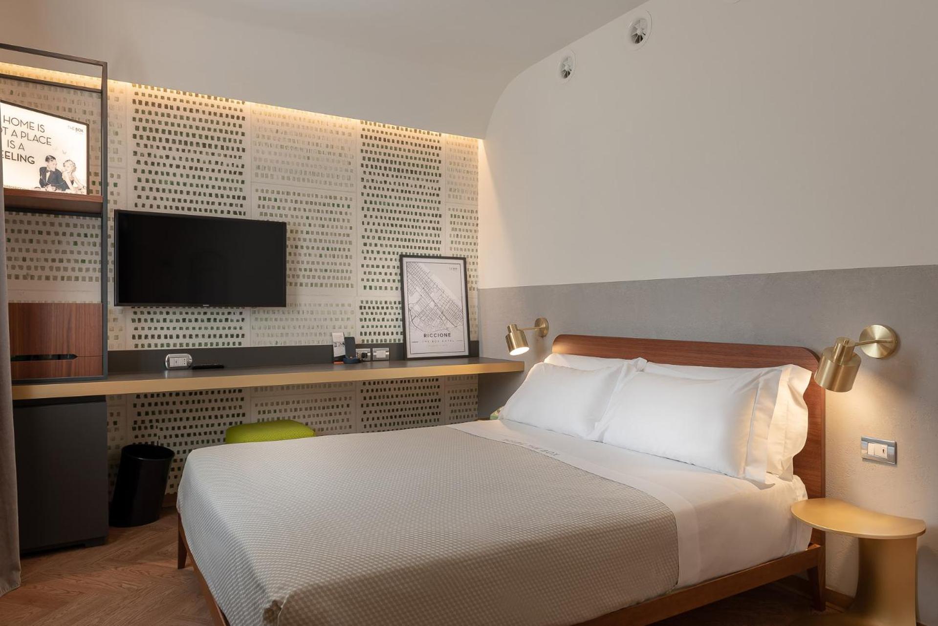 Standard, Double Bed, The Box Riccione 2/10