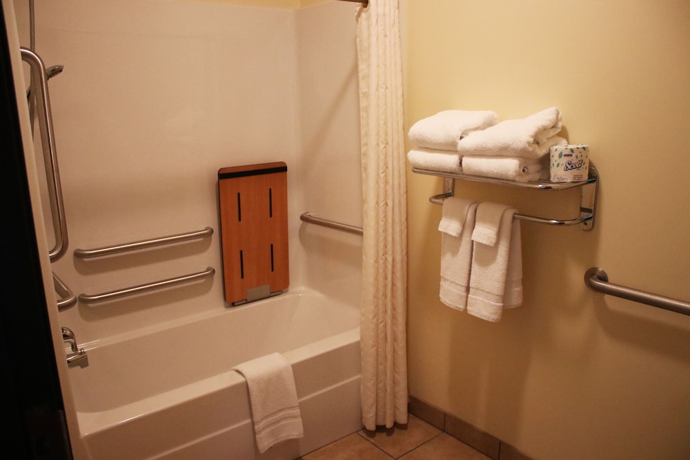 Edgewood Hotel and Suites 26/27