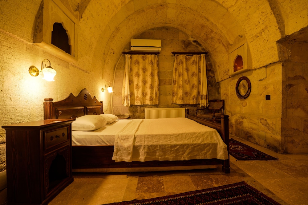 Vineyard Cave Hotel 13/98