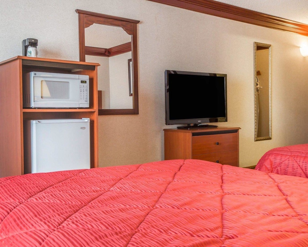 Quality Inn & Conference Center Brattleboro North 32/64
