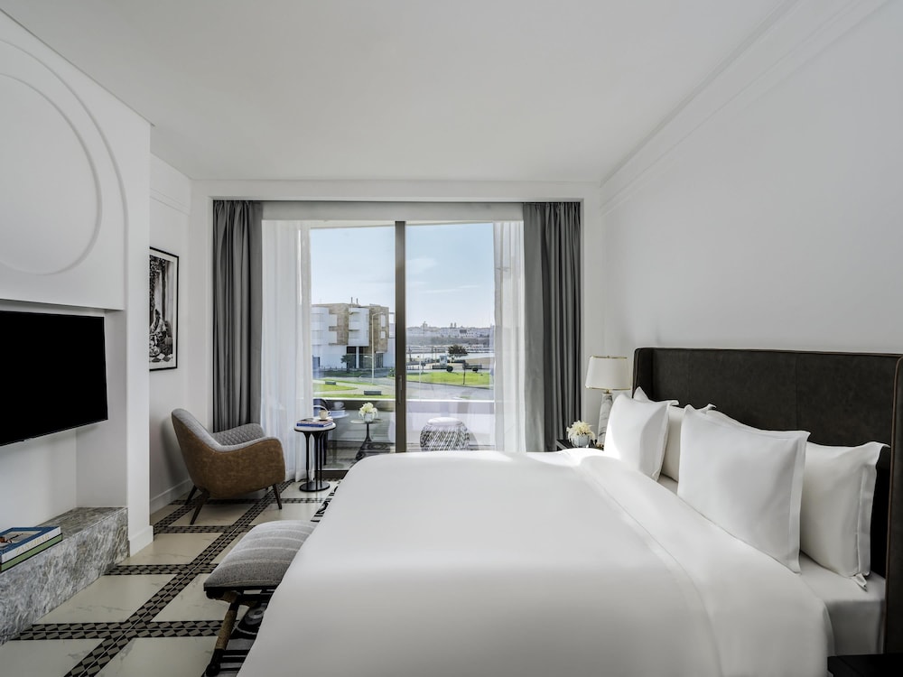 Fairmont, King Bed, City View, Balcony
