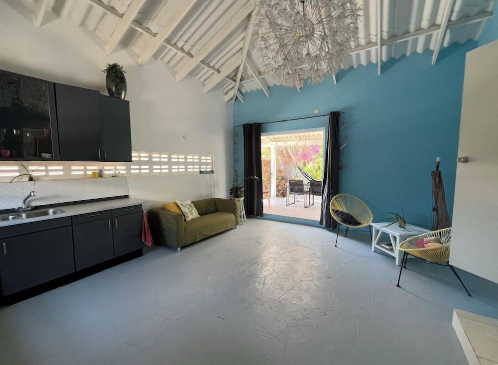 Tropical Breeze Apartments 41/49