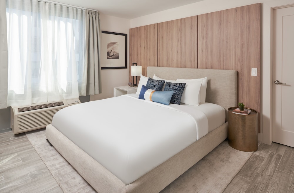 Suite, King Bed, Ocean Front, Sofa