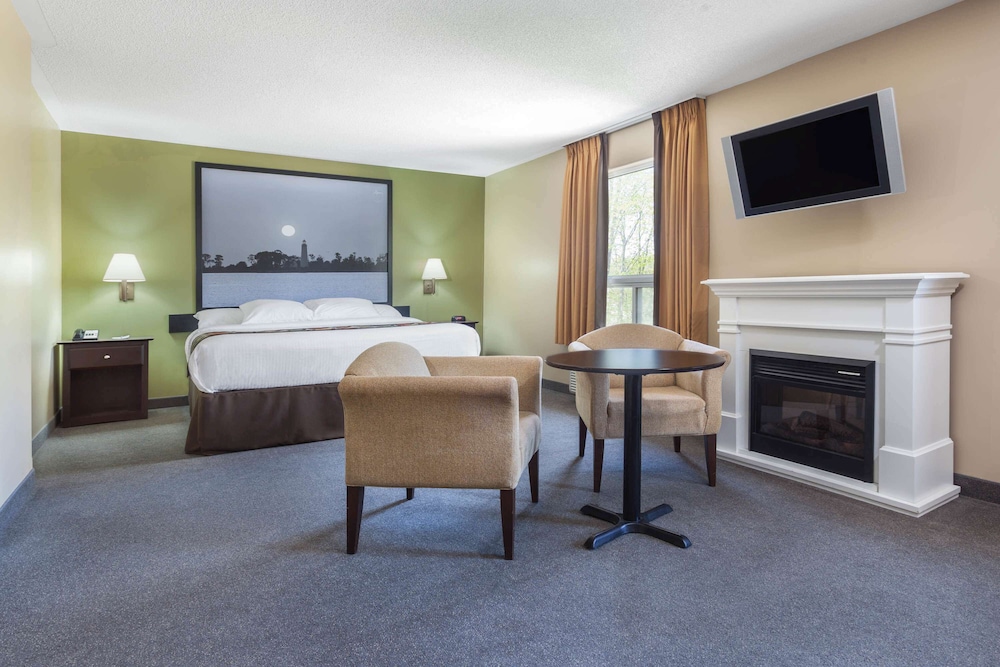 Super 8 by Wyndham Midland 26/29