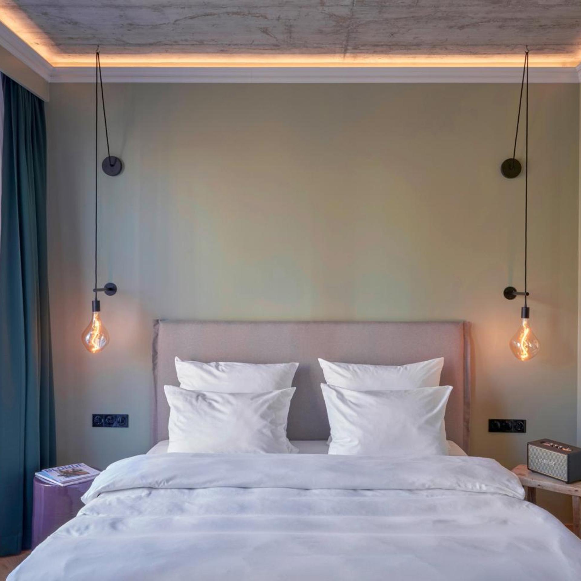 Select, Guest Room, King Bed, City View, Balcony