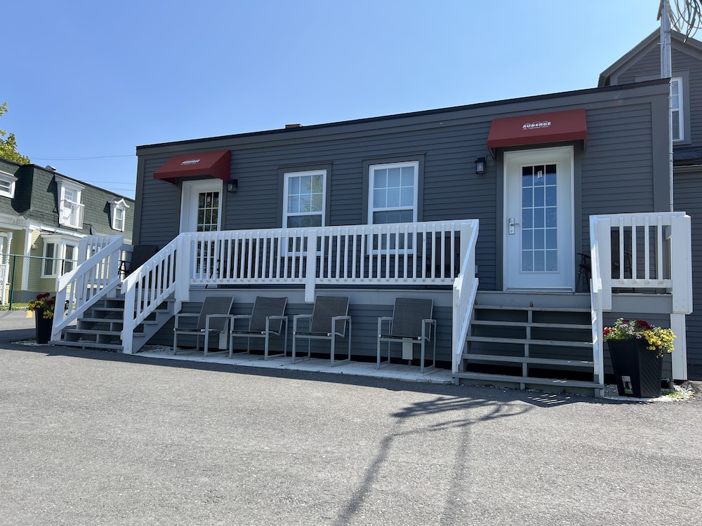 Auberge Du Grand Lac 38/50