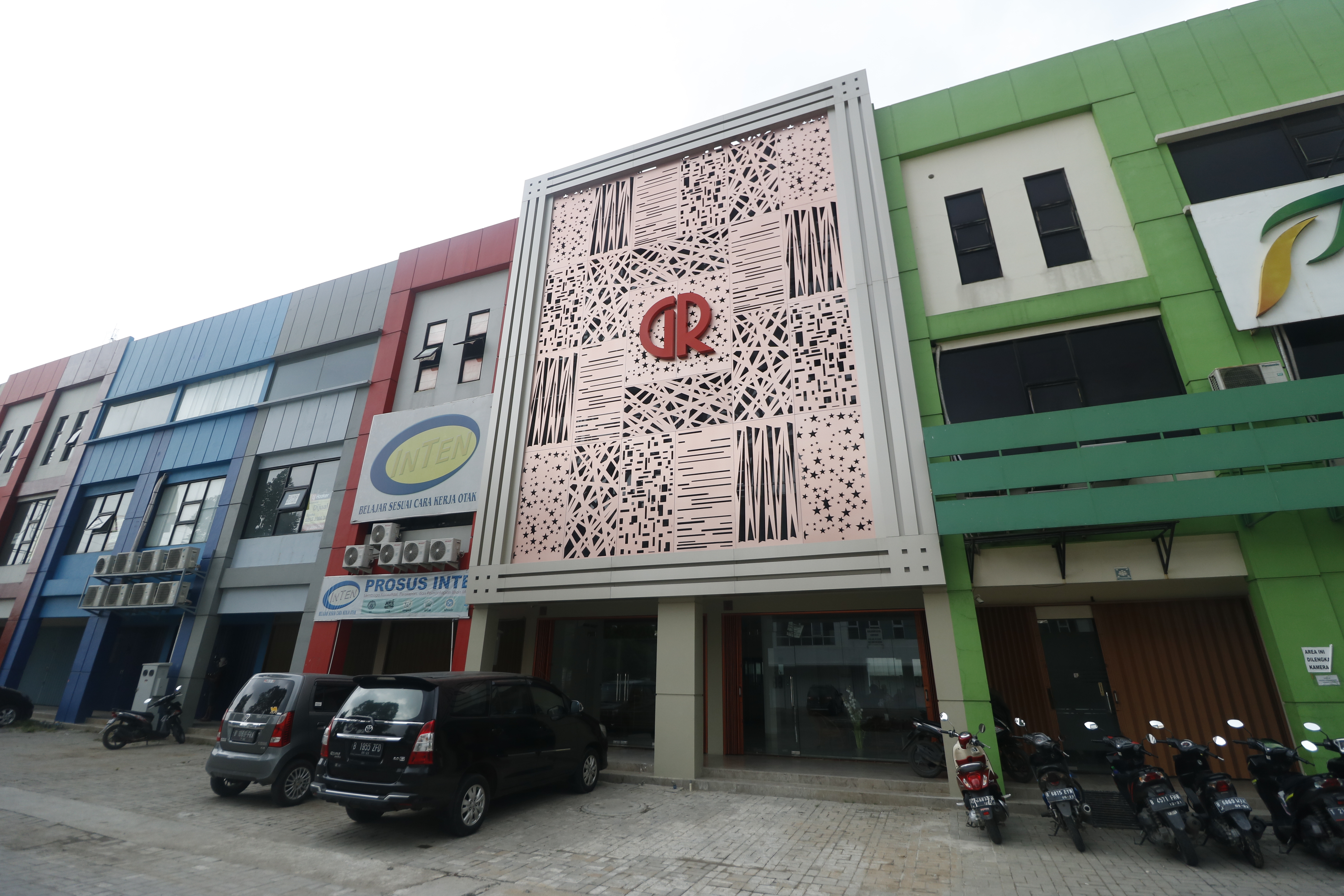 RedDoorz Plus near Living Plaza Jababeka 4/35