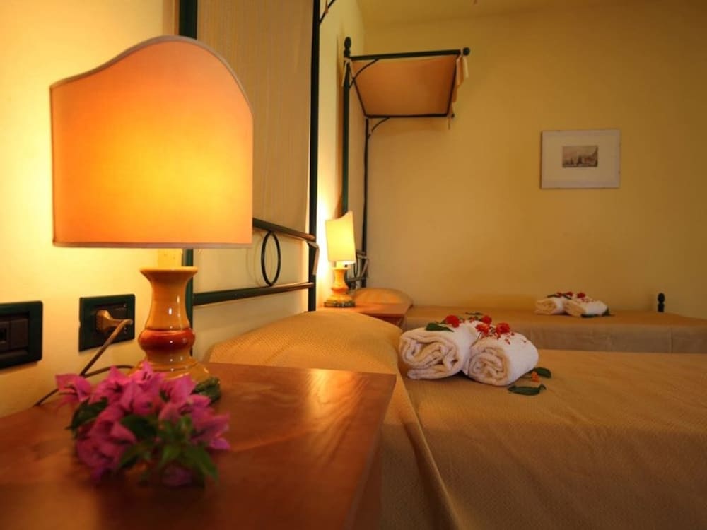 Marina Del Marchese Beach Resort 52/62