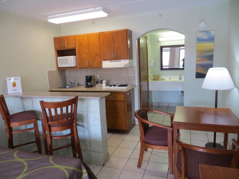 Super 8 By Wyndham South Padre Island 22/25