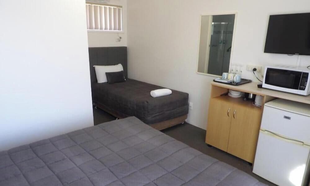 MOTEL 617 54/66