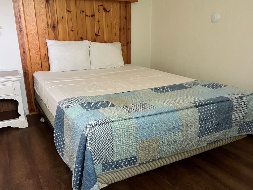 1 Bedroom, Standard, Queen Bed, Partial Lake View, Kitchen