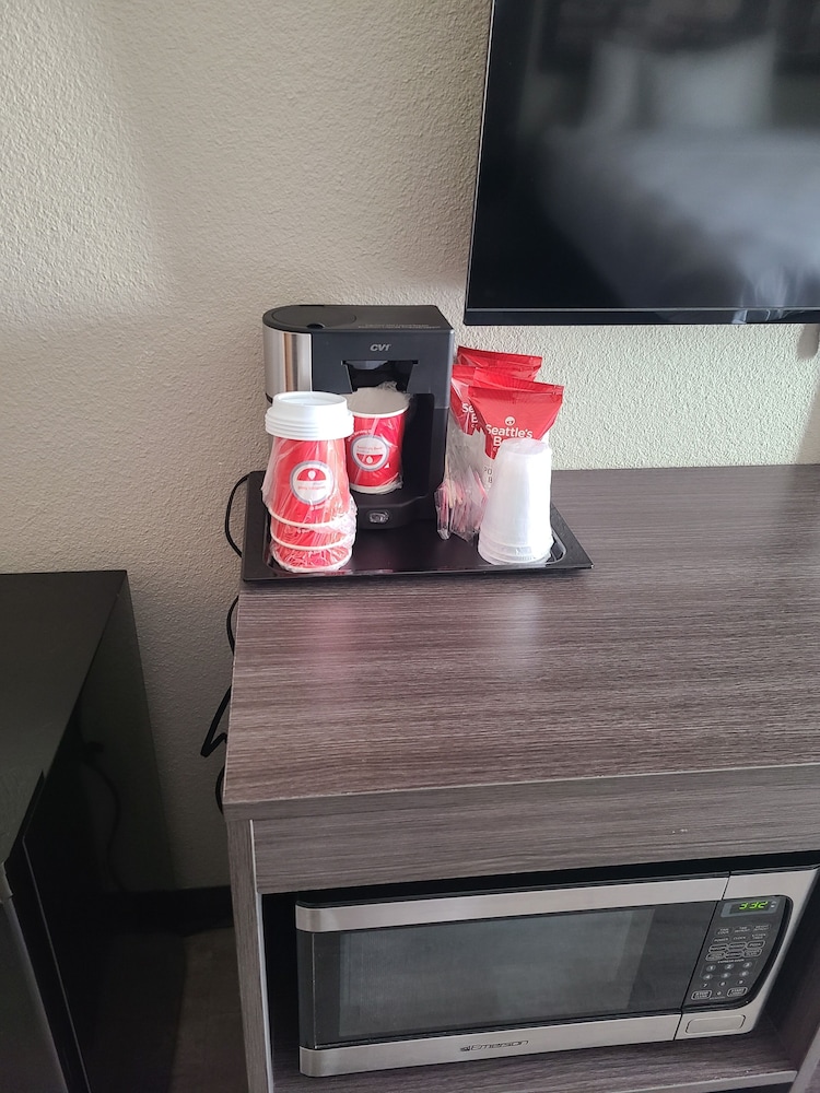 Super 8 by Wyndham Lamar 3/46