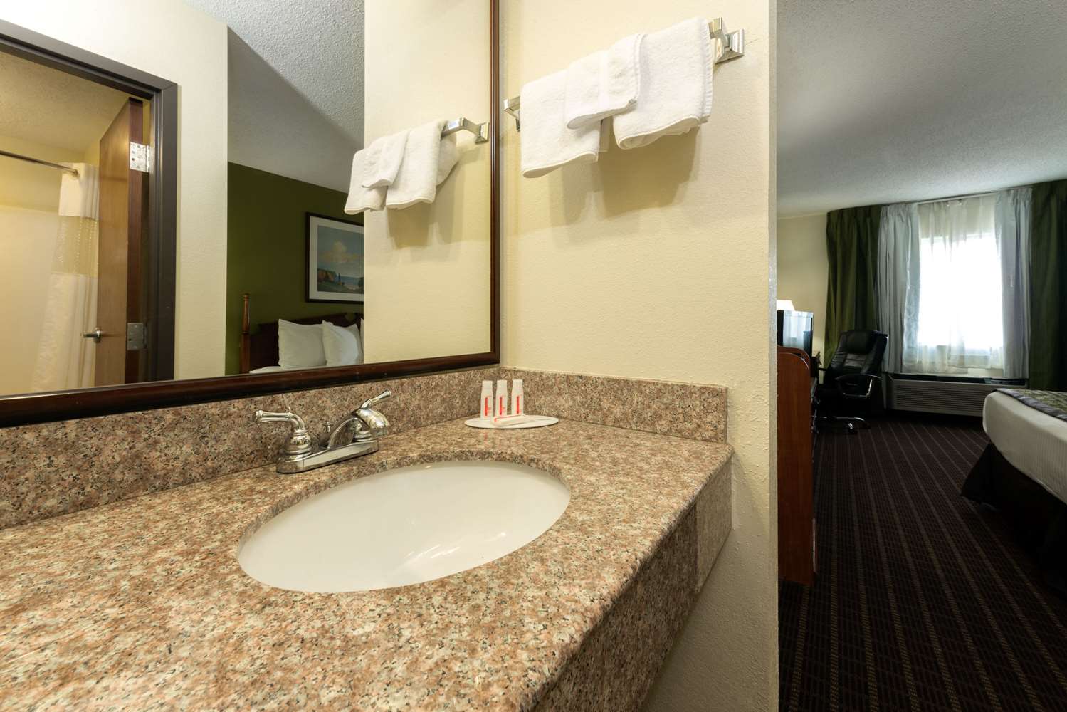 Baymont By Wyndham Louisville South I 65 33/33