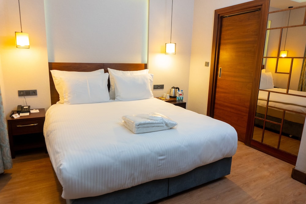 DELUXE, DOUBLE OR TWIN BED