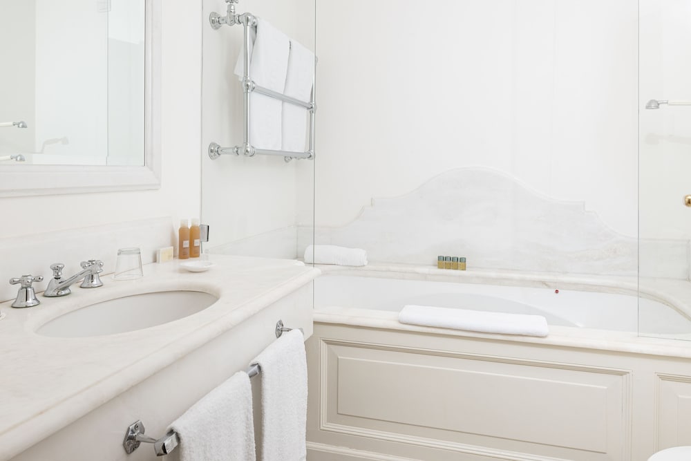 LUXURY, SUITE, QUEEN BED, SOFA, PATIO, GROUND FLOOR