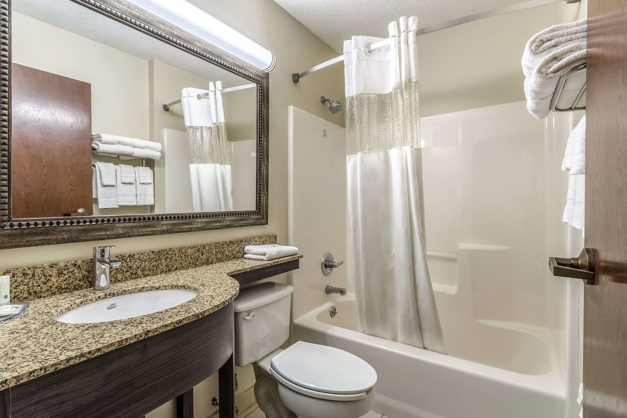 جناح بسرير كينج بجاكوزي، Quality Inn & Suites North Lima - Boardman 2/3