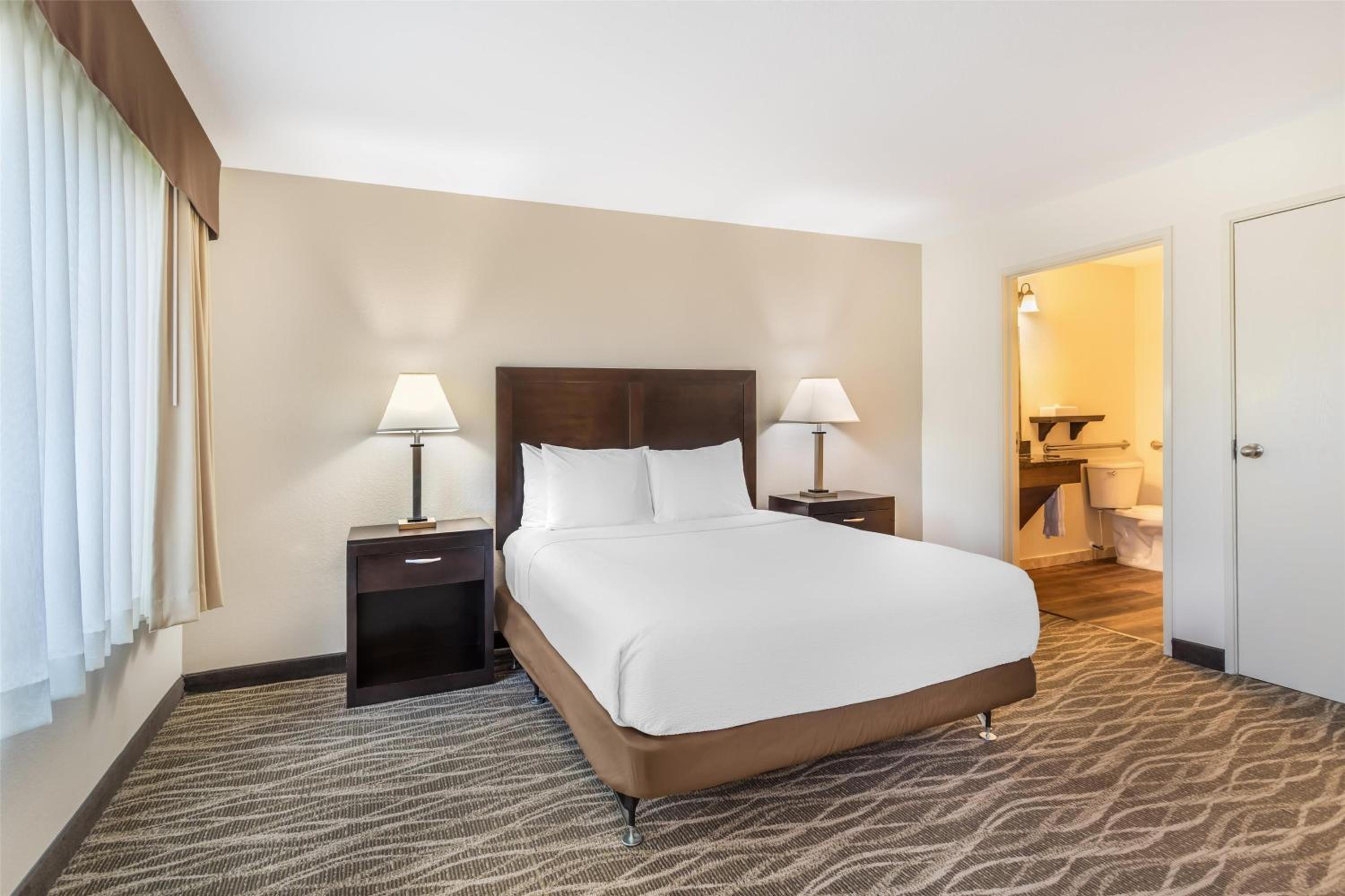 Room, Queen Bed, Accessible