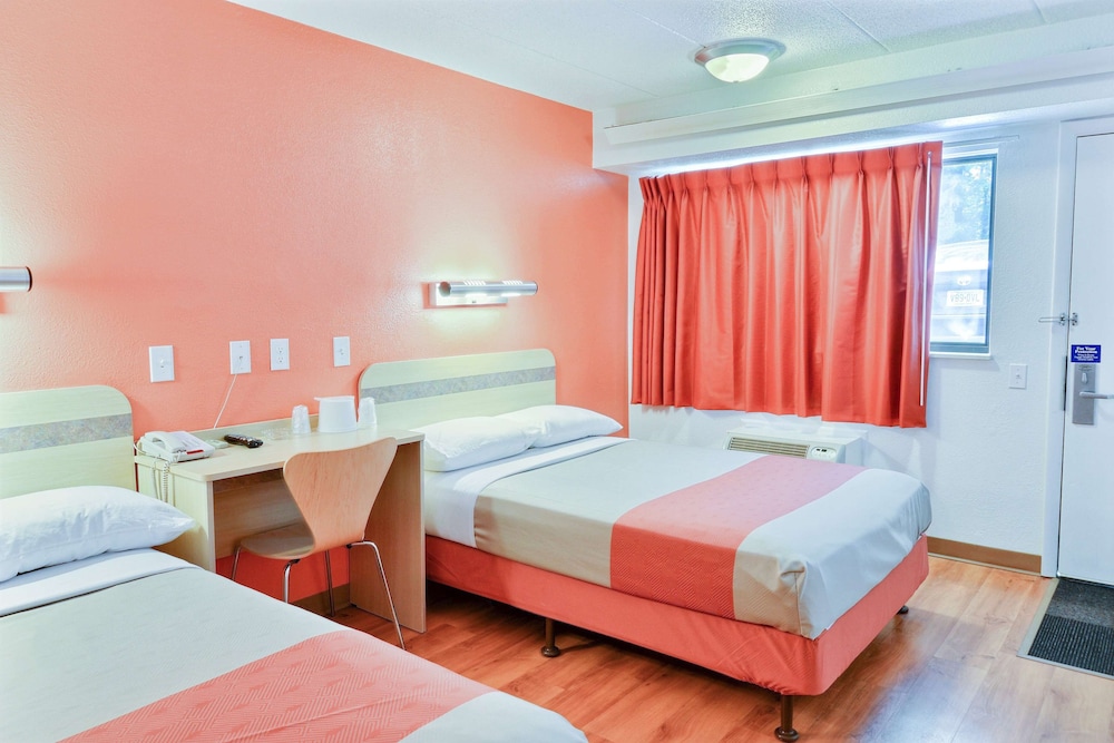 Motel6 Nashua, NH - South 11/55