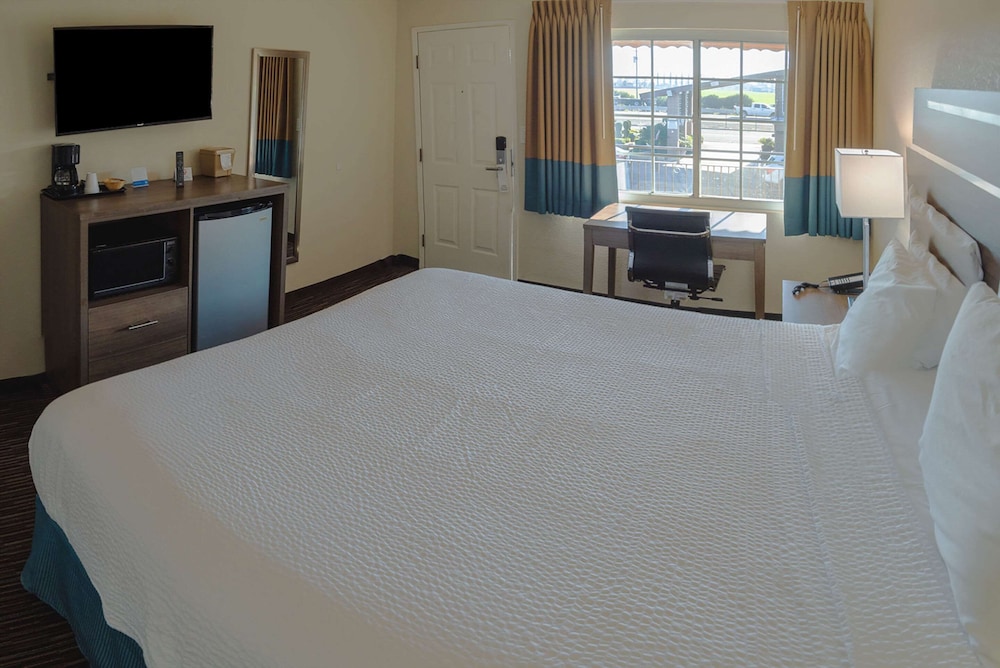 Rodeway Inn Near University-Gateway to Yosemite 13/32
