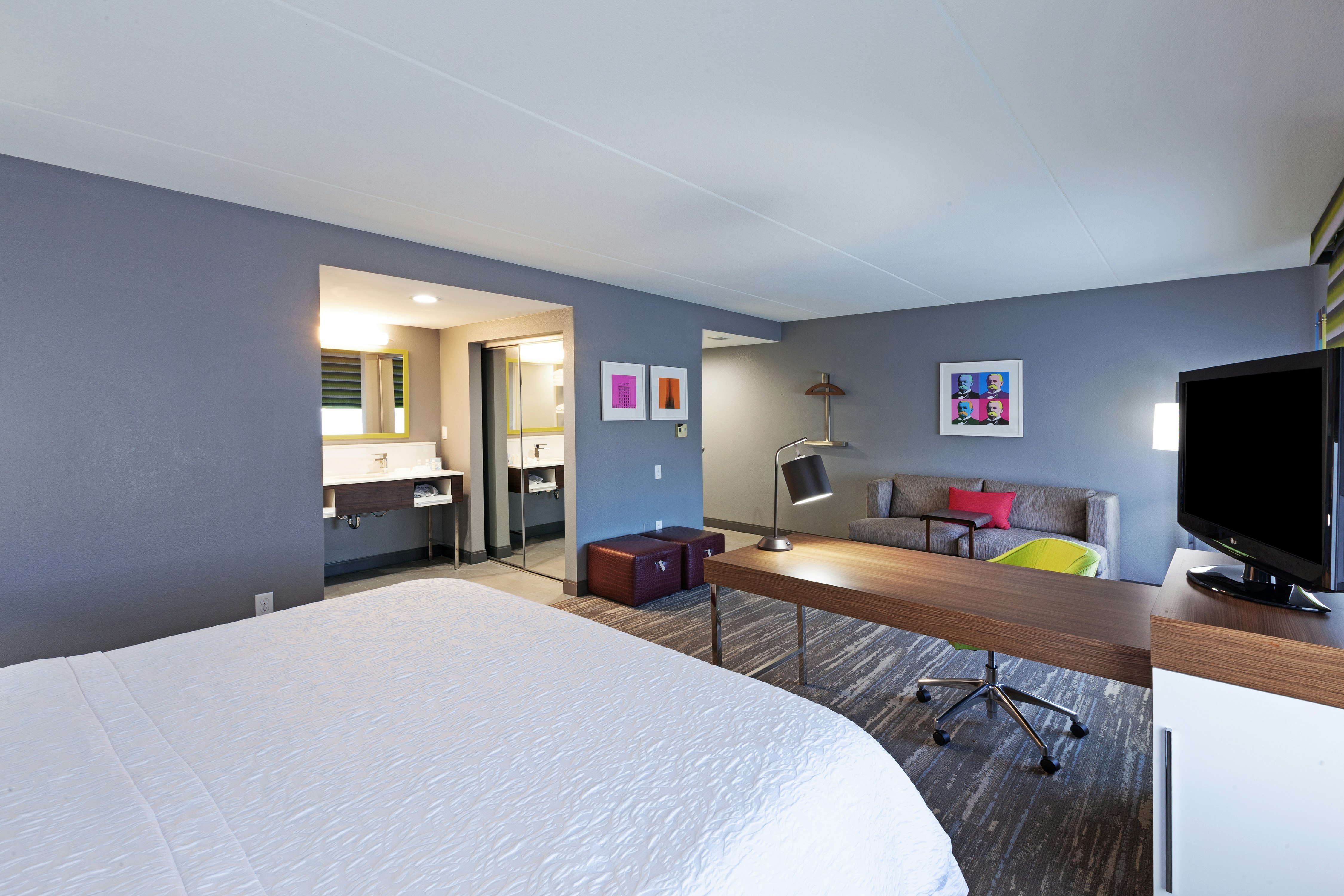 STUDIO, SUITE, KING BED