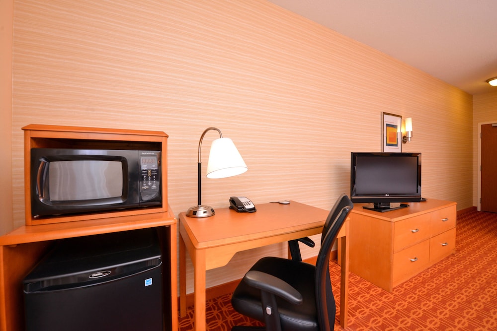 Fairfield Inn & Suites by Marriott White Marsh 31/33