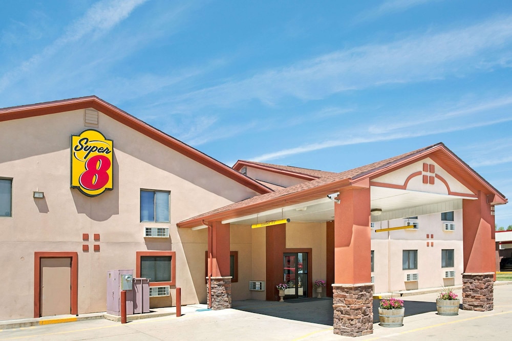 Super 8 by Wyndham Longmont/Del Camino 2/22