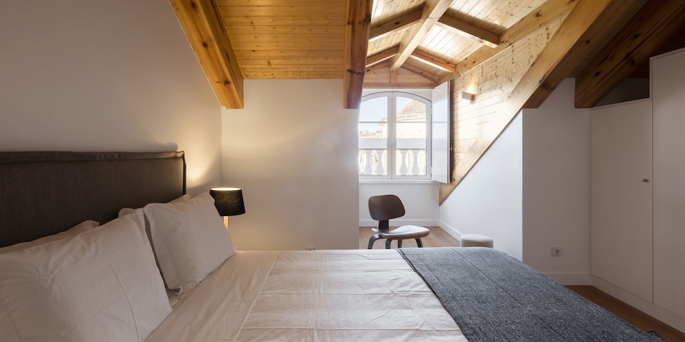 2 BEDROOMS, APARTMENT, KITCHENETTE