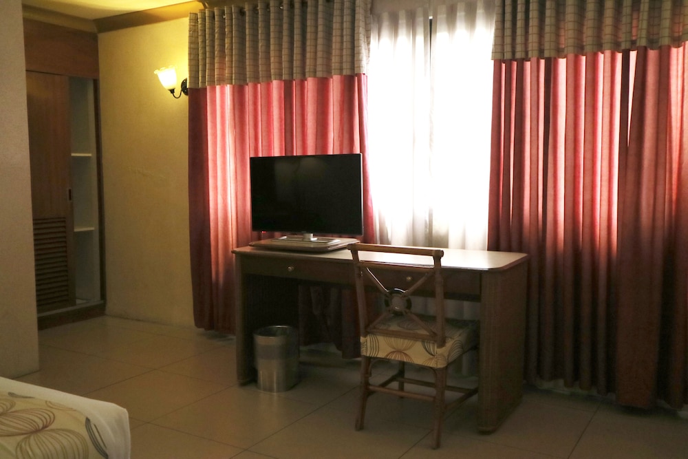 Golden Pine Hotel 21/41