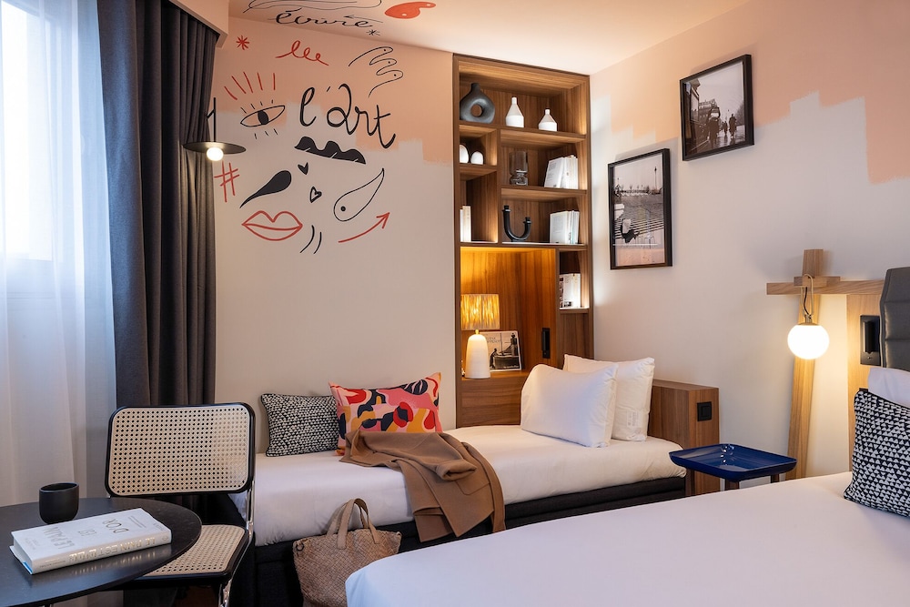 Eiffel, 1 Queen and 1 Single Bed