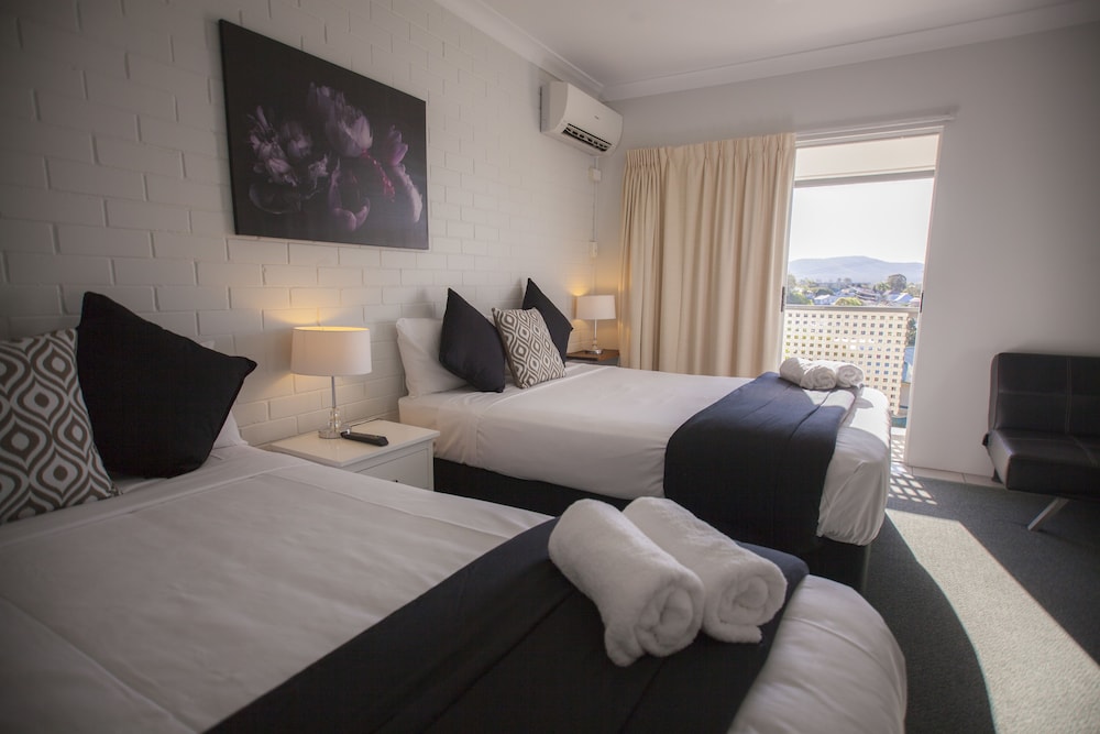 ROOM, TWIN BEDS