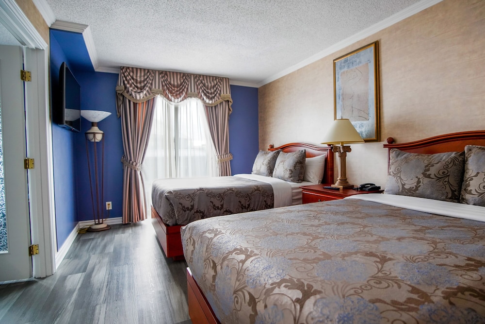 FAMILY SUITE, 2 QUEEN BEDS, CITY VIEW, SOFA
