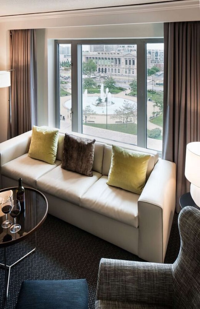 The Logan Philadelphia Curio Collection by Hilton 58/90