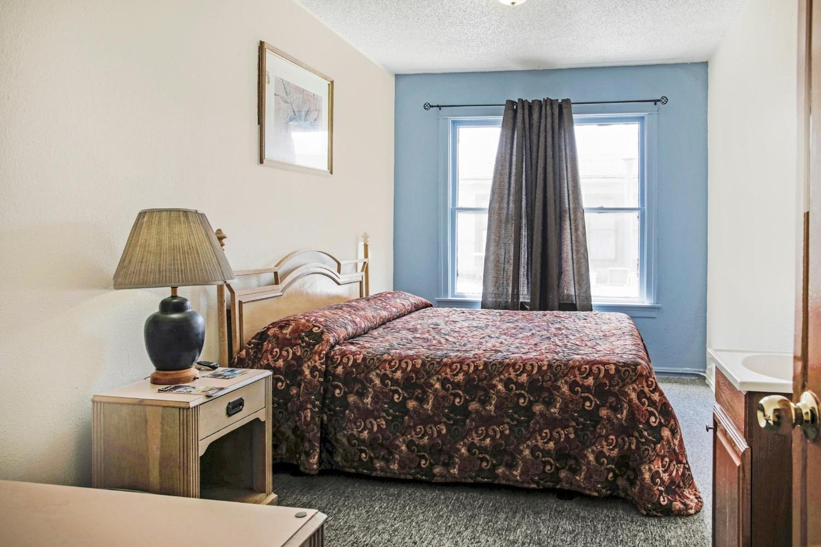 ROOM, KING BED