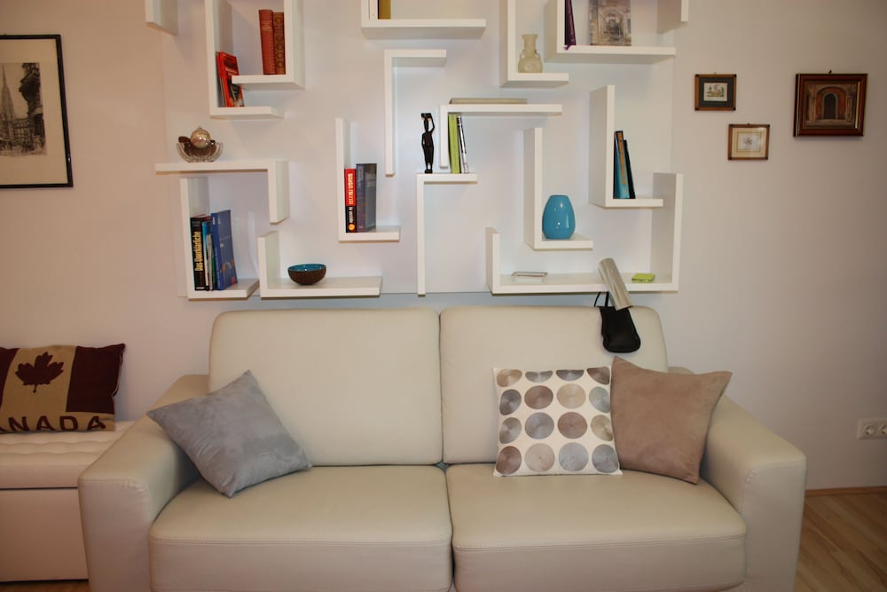GOVIENNA CHARMING STUDIO 10/17