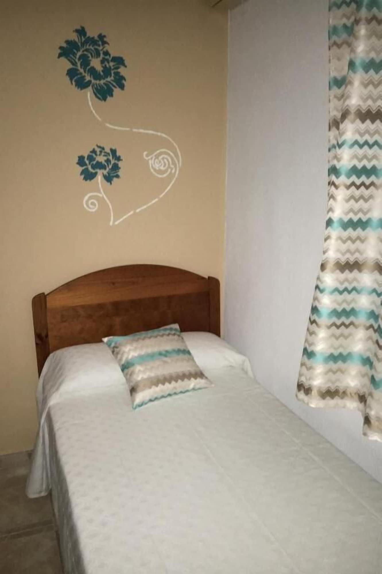 ROOM, SINGLE