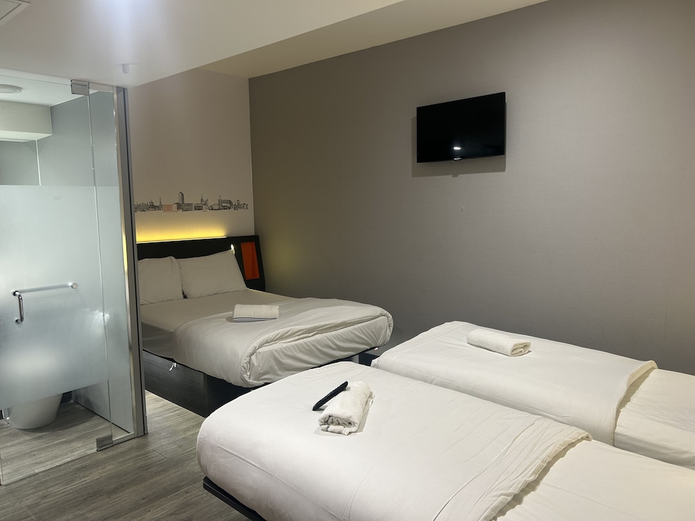Family, Quadruple, Double and Twin Beds, No Window، easyHotel Sheffield City Centre 2/3