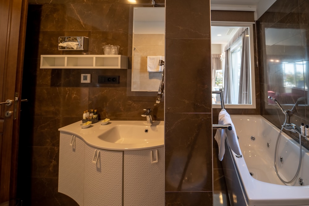 جناح ديلوكس بسرير كينج بإطلالة على البحر مع أريكة، Wine Residence Cattunar 5/6