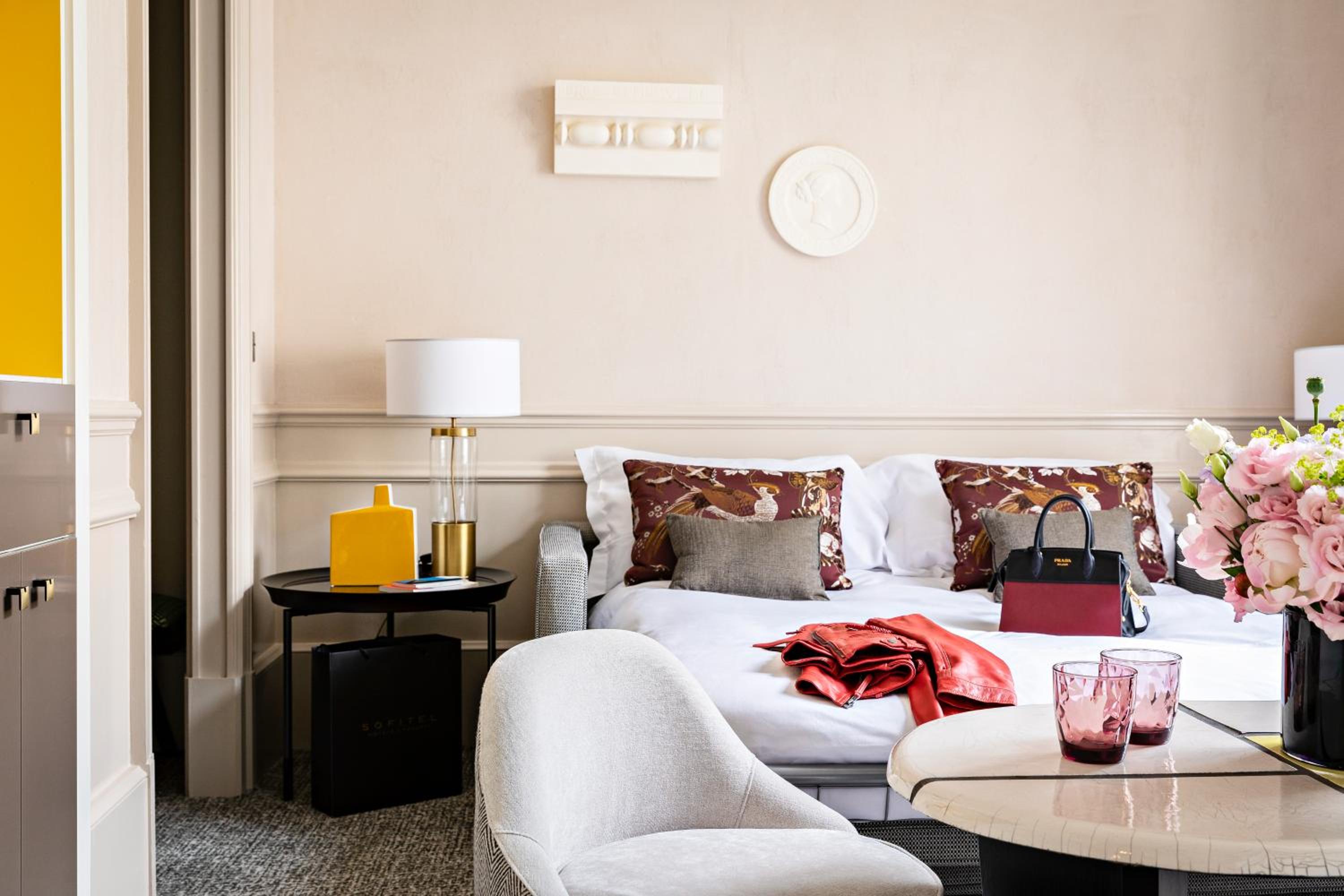 Premium, Junior Suite, King Bed, Street or Courtyard View, Living Area