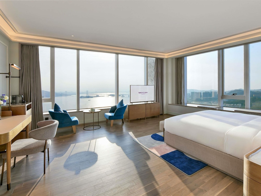 SUPERIOR, SUITE, KING BED