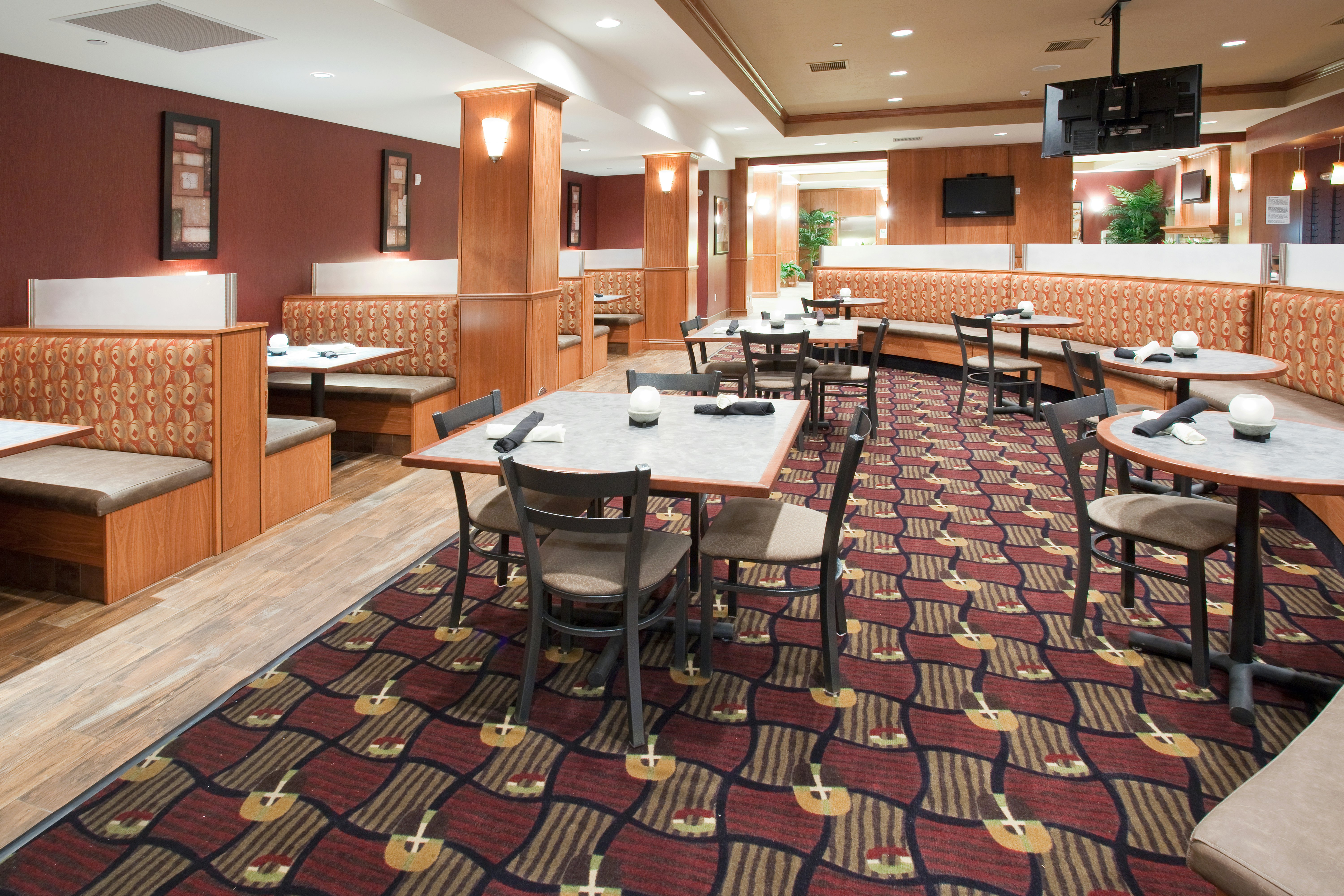 Holiday Inn Hotel Suites Grand Junction Airport 46/68