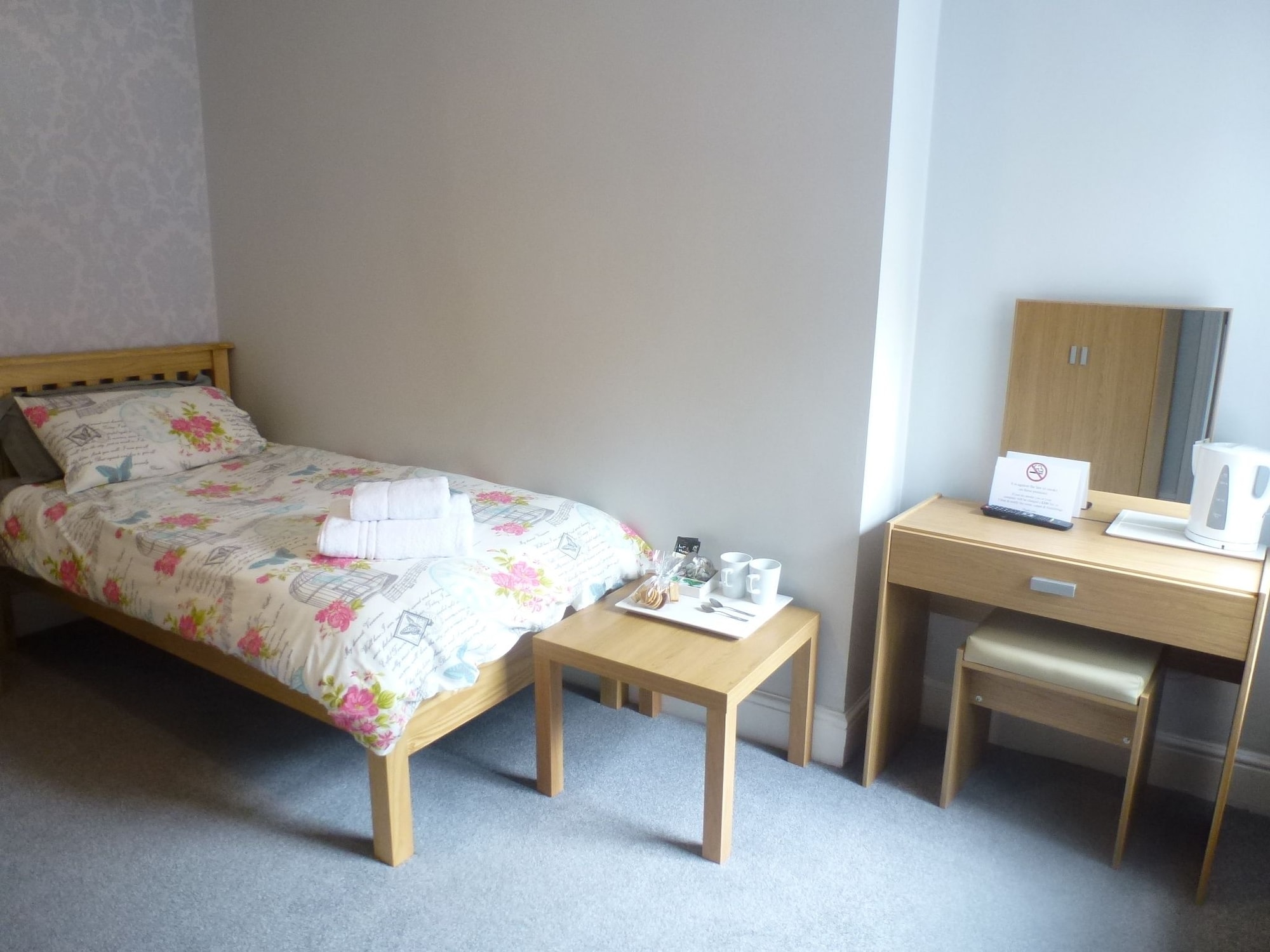 ROOM, SINGLE