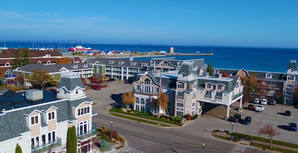 Hamilton Inn Select Beachfront 8/64