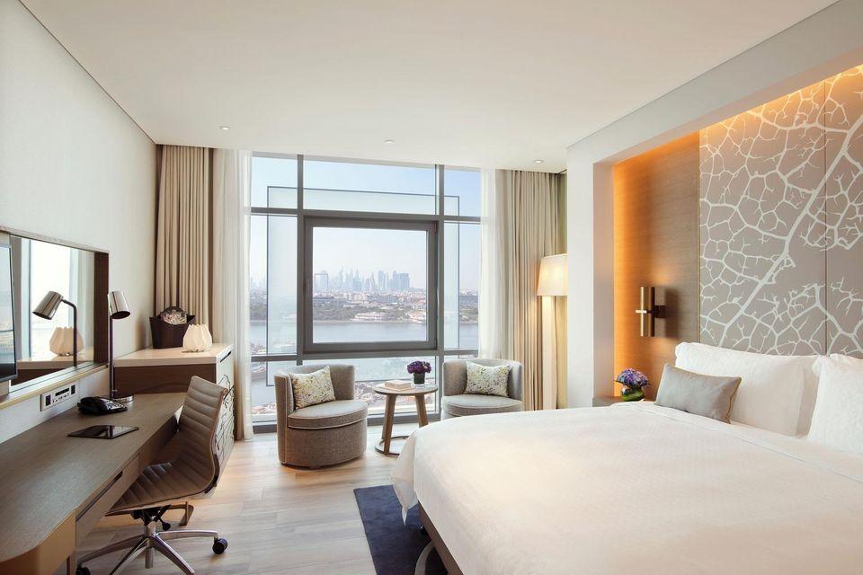 Suite, Creek View