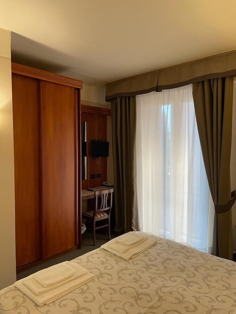 Arcadia Hotel 10/48